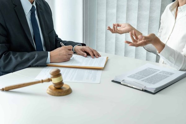 Les officiers ministériels : Décryptage de l’huissier de justice et notaire à Saint-Cyr